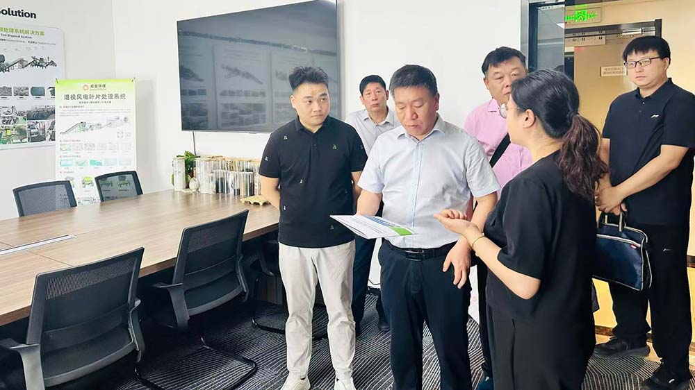 楊勝男向徐習(xí)軍一行介紹固廢資源化技術(shù).jpg 楊勝男向徐習(xí)軍一行介紹固廢資源化技術(shù).jpg